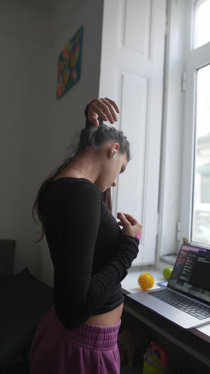 mujer que trabaja desde casa, estirándose