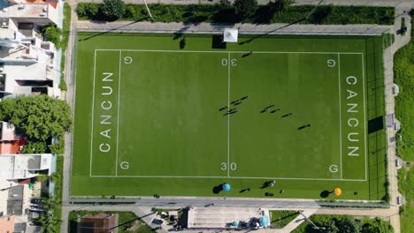 Imágenes-Aéreas-Inmersivas-De-4k-Dji-Que-Muestran-El-Vibrante-Partido-De-Fútbol-Americano-De-Cancún-Contra-El-Dinámico-Paisaje-Urbano