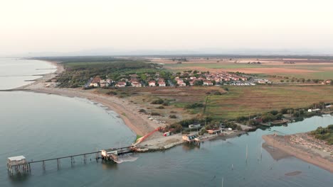 Luftaufnahme-Von-Fischerhütten-Mit-Typisch-Italienischer-Fischermaschine,-Genannt-&quot;trabucco&quot;,-Lido-Di-Dante,-Fiumi-Uniti-Ravenna-In-Der-Nähe-Von-Comacchio-tal