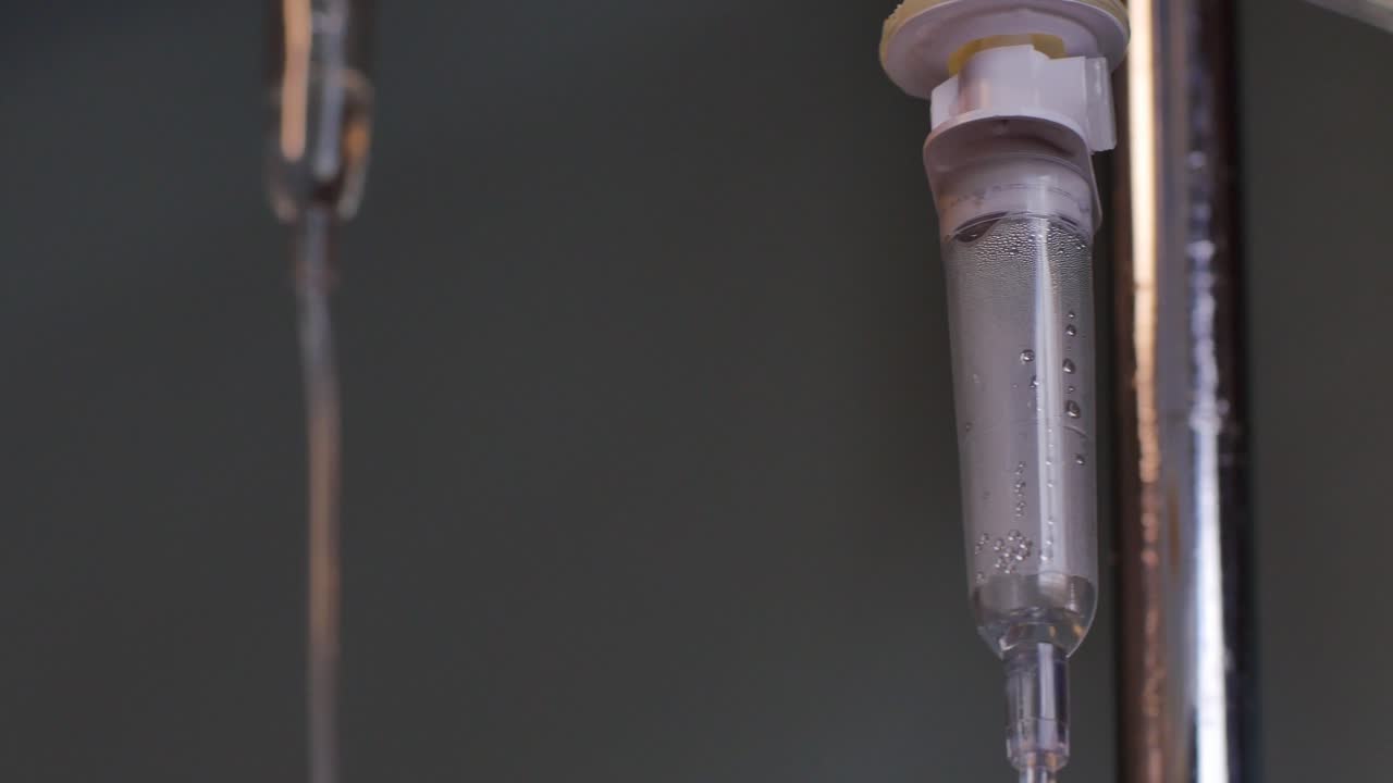 капает из пакета в больничной палате, применяя лекарство для пациента