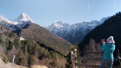 Conduciendo-Por-Eslovenia-En-El-Parque-Nacional-Triglav-Mirando-Los-Alpes-Julianos-Y-La-Montaña-Mangart