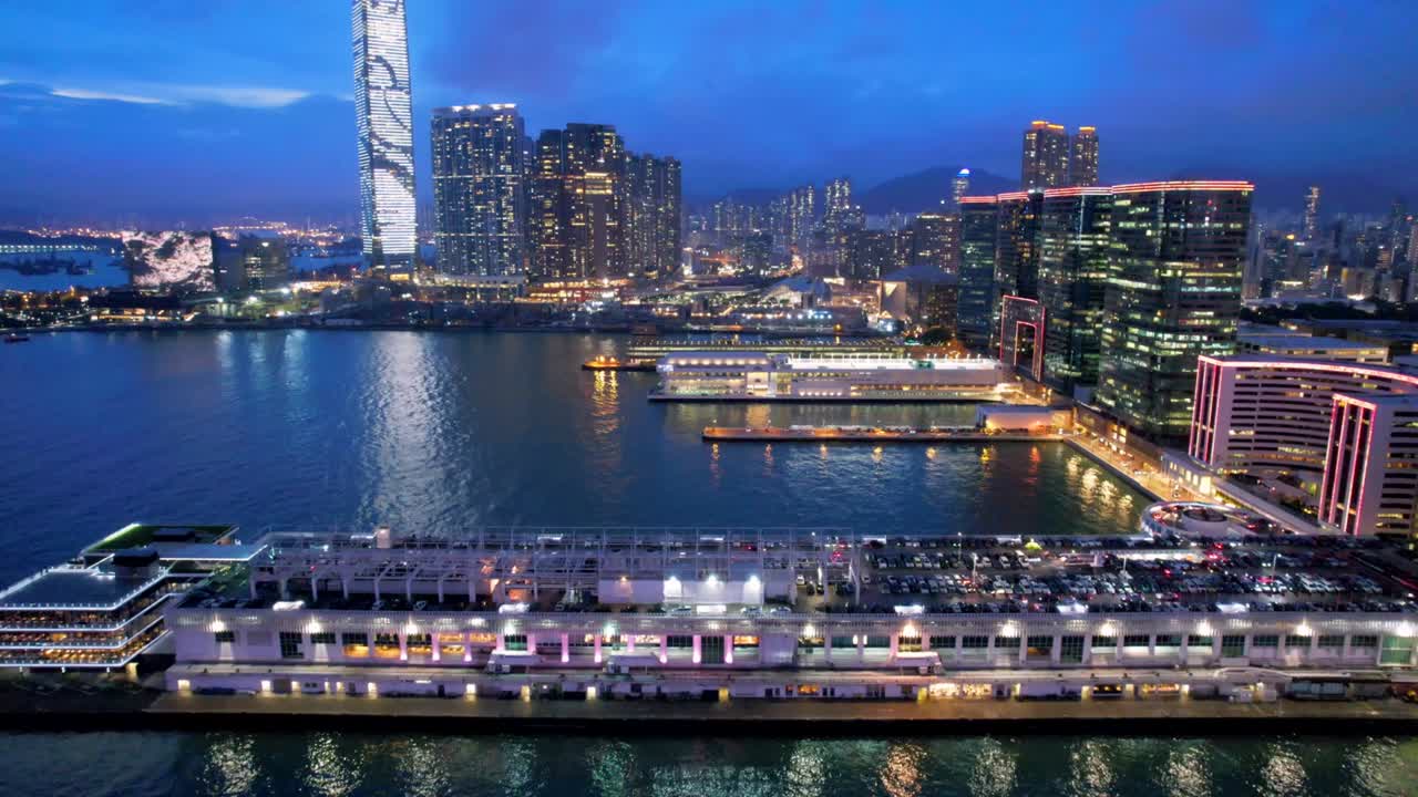 홍콩의 샤쓰이에 있는 스타 페리 피어 (star ferry pier) 의 에픽 나이트 (epic night)