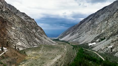 Drohne-Fliegt-Aus-Dem-Pine-Creek-Basin-In-Der-östlichen-Sierra-Nevada-In-Der-Nähe-Der-John-Muir-Wilderness