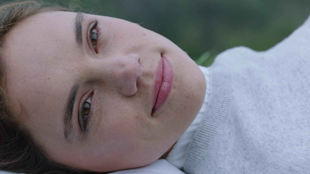 retrato de una mujer feliz acostada en la hierba disfrutando de una meditación pacífica descansando en la naturaleza explorando un estilo de vida despreocupado