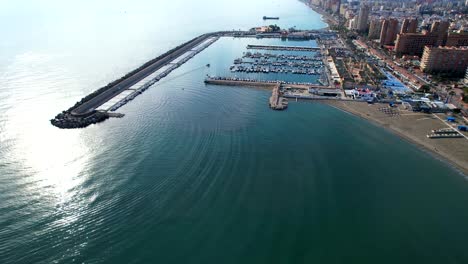 Empuje-Panorámico-Aéreo-En-Movimiento-De-Sobrevuelo,-Hermoso-Puerto-De-Fuengirola-Ciudad-Costera-De-España-Malaga