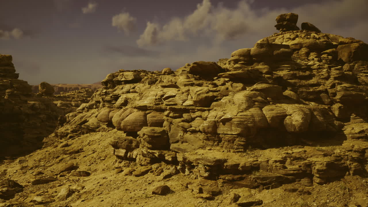 Texture granulari di arenaria con caratteristiche alterate dagli agenti atmosferici in luce soffusa