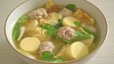 sopa de huevo frito o sopa de tortilla con carne de cerdo picada