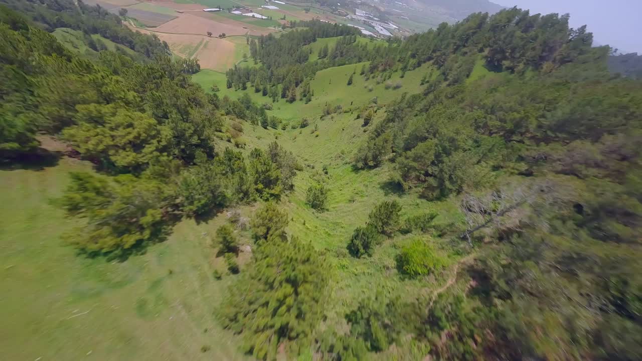 drone aéreo fpv pov sobre paisajes verdes montañas y valle del campo de constanza, república dominicana