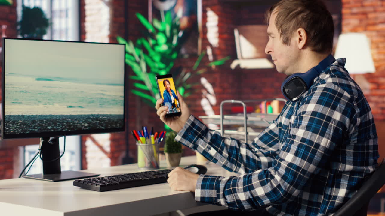 hombre en casa viendo transmisiones en vivo de redes sociales, interactuando en chat