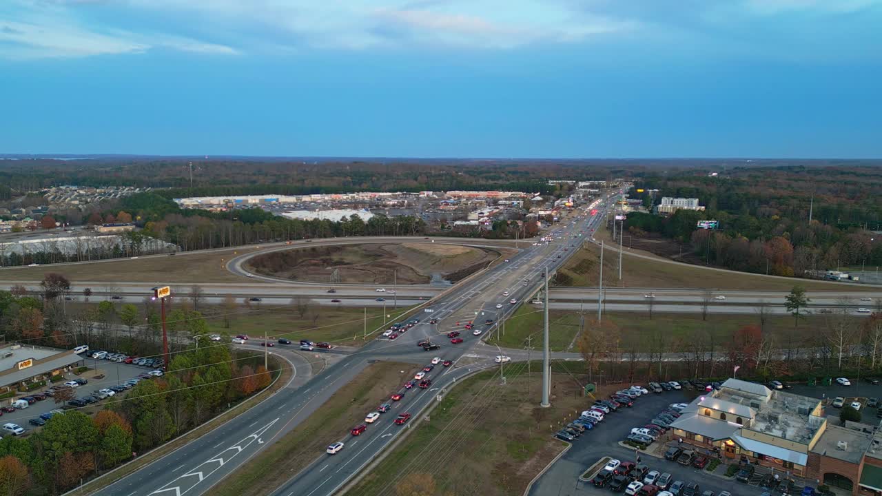 조지아 주 고속도로의 교통과 오버브리지 다리를 가로지르는 공중 사진 - 광범위한