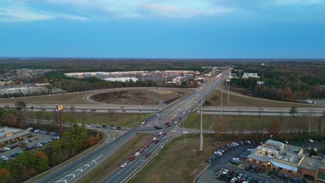 Luftaufnahme-Des-Verkehrs-Auf-Der-Autobahn-In-Georgia-Und-Beim-Überqueren-Der-Überführungsbrücke-An-Einem-Bewölkten-Tag-In-Amerika-–-Weitwinkelaufnahme