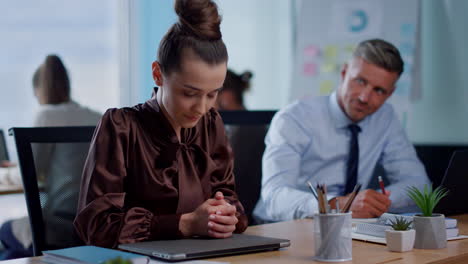 Worried-businesswoman-sitting-at-workplace-with-laptop