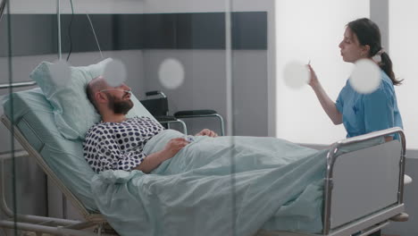 enfermeira médica mostrando ossos radiografia examinando sintoma de doença