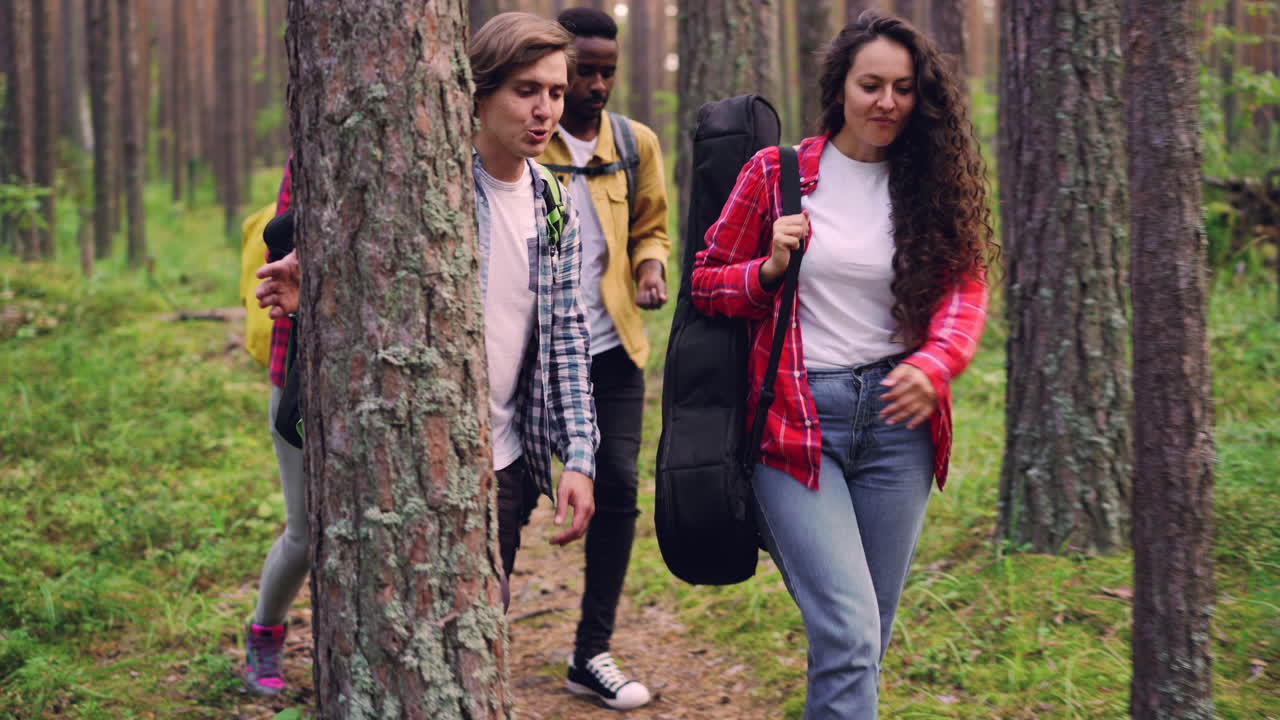 Amici in escursione in una foresta