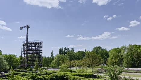 Andamios-Y-Terreno-Natural-Cerca-Del-Parque-Paisajístico-En-Duisburg