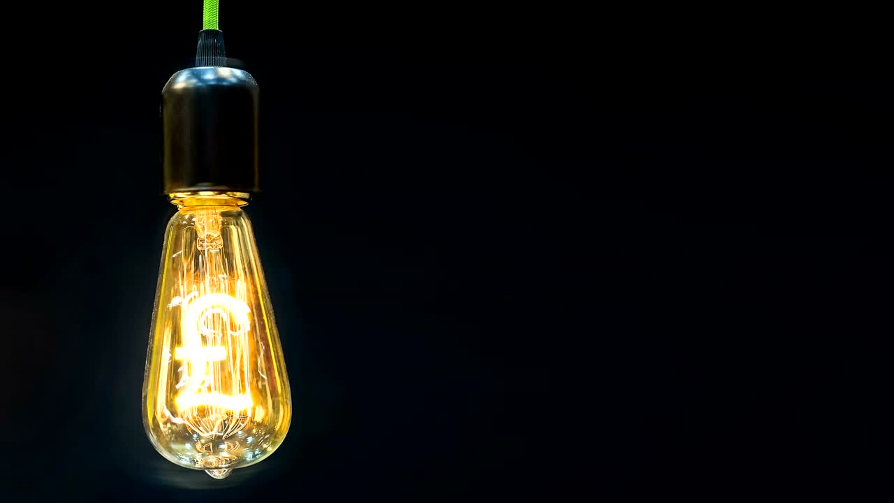 idea para hacer dinero. bombilla con el símbolo de la libra esterlina.