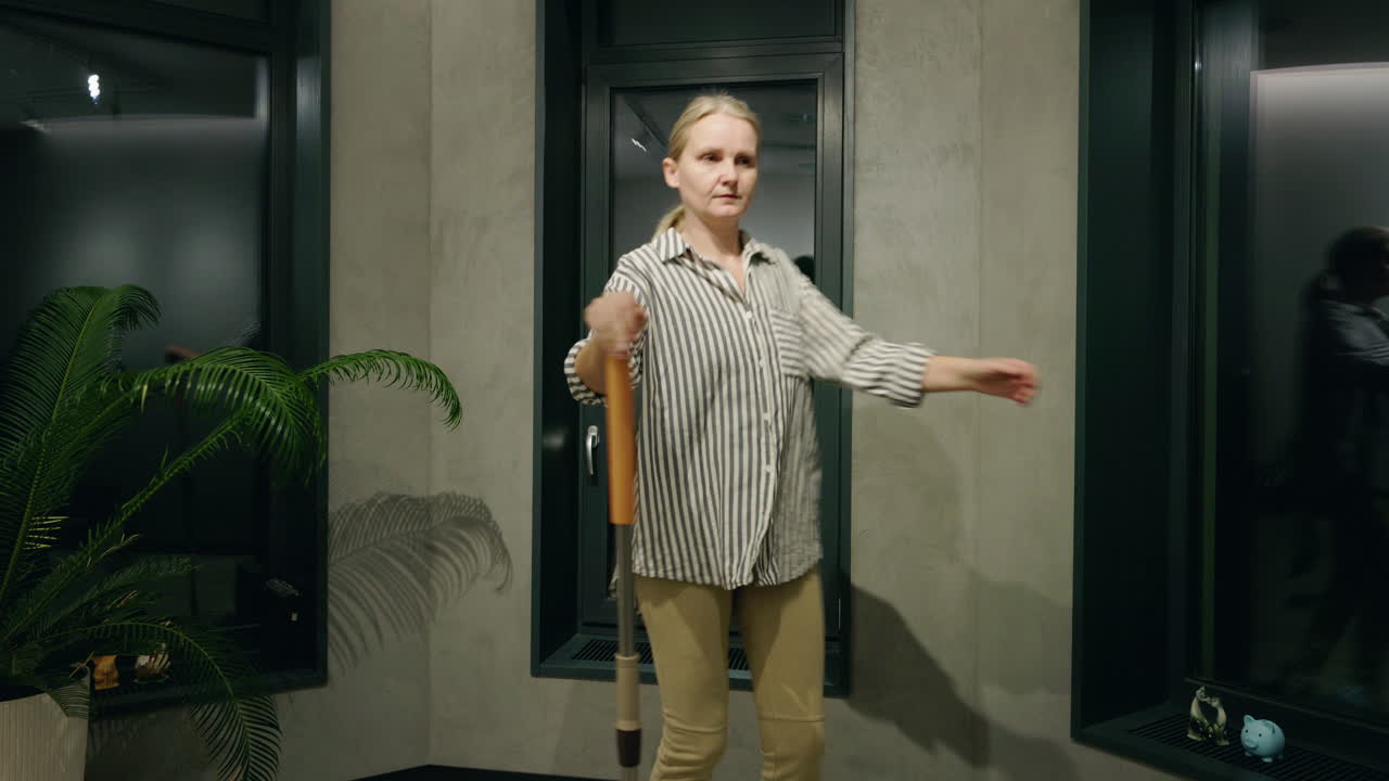 женщина мыла современный дом.