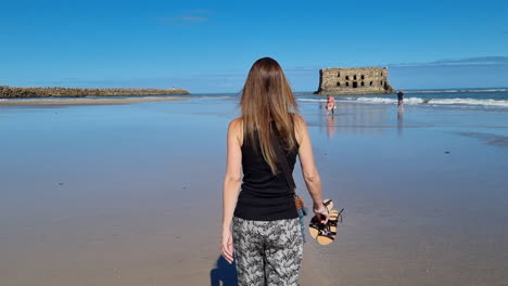 hermosa chica elegante con vistas a la bahía en
