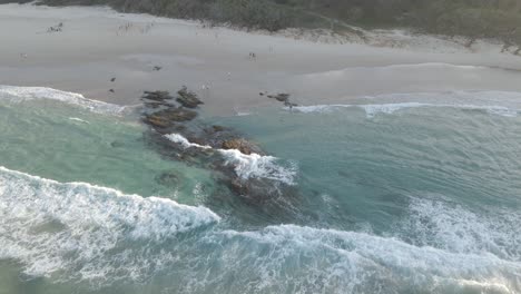 Ocean-Waves-Splashing-At-Rocky-Outcrops-In-Frenchmans-Beach---North-Straddie-Island,-Moreton-Bay,-QLD,-Australia