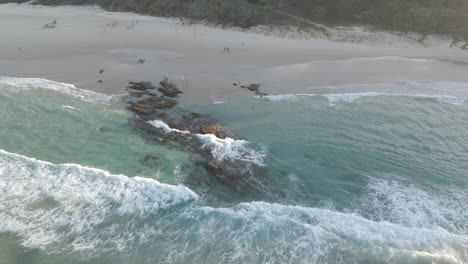 Meereswellen,-Die-An-Felsvorsprüngen-In-Frenchmans-Beach-Spritzen---North-Straddie-Island,-Moreton-Bay,-Qld,-Australien