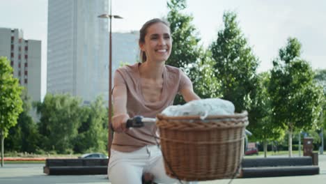 Tracking-Video-Einer-Jungen-Frau,-Die-Spaß-Beim-Radfahren-Hat