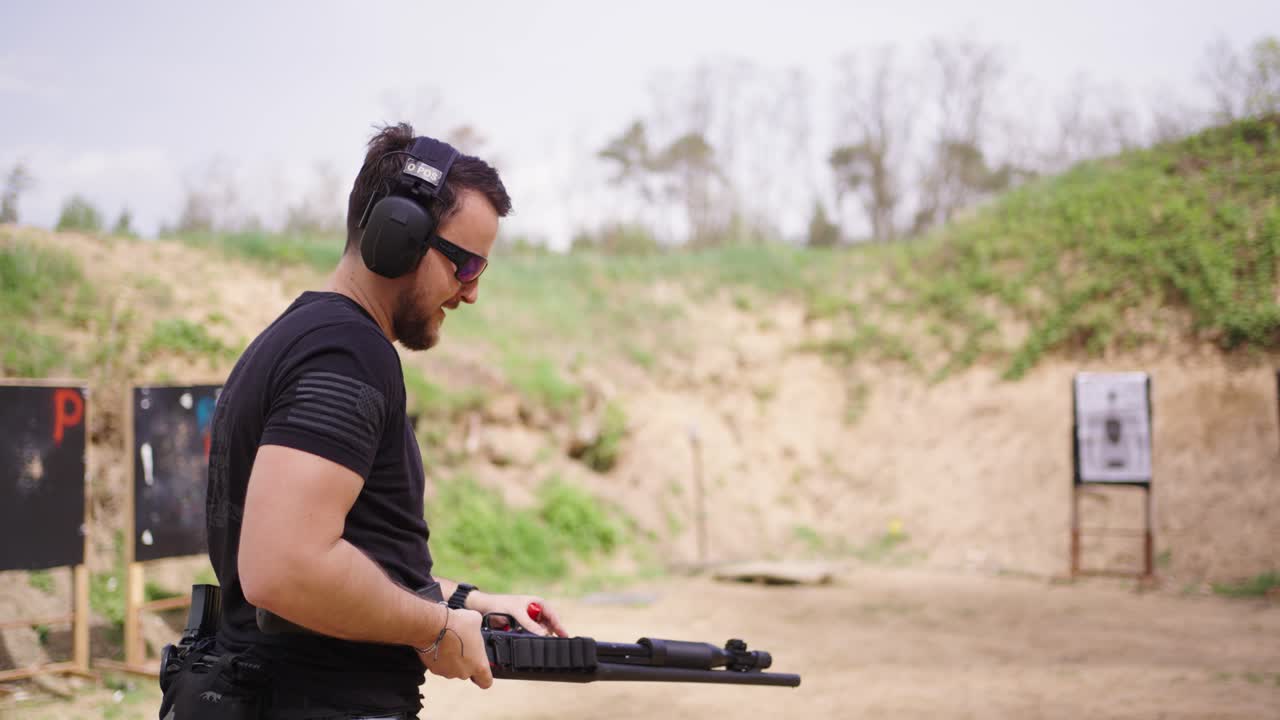 올레스코 사격장 강사는 총알 탄약을 건 배럴에 넣습니다.