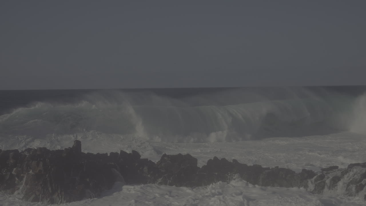 강력한 바다 파도가 바위 위에 부히고