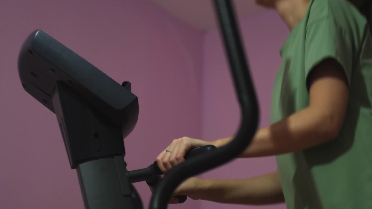 mujer haciendo ejercicio en una cinta de correr de gimnasio en casa