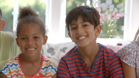 grupo de niños multiculturales en el asiento de la ventana juntos