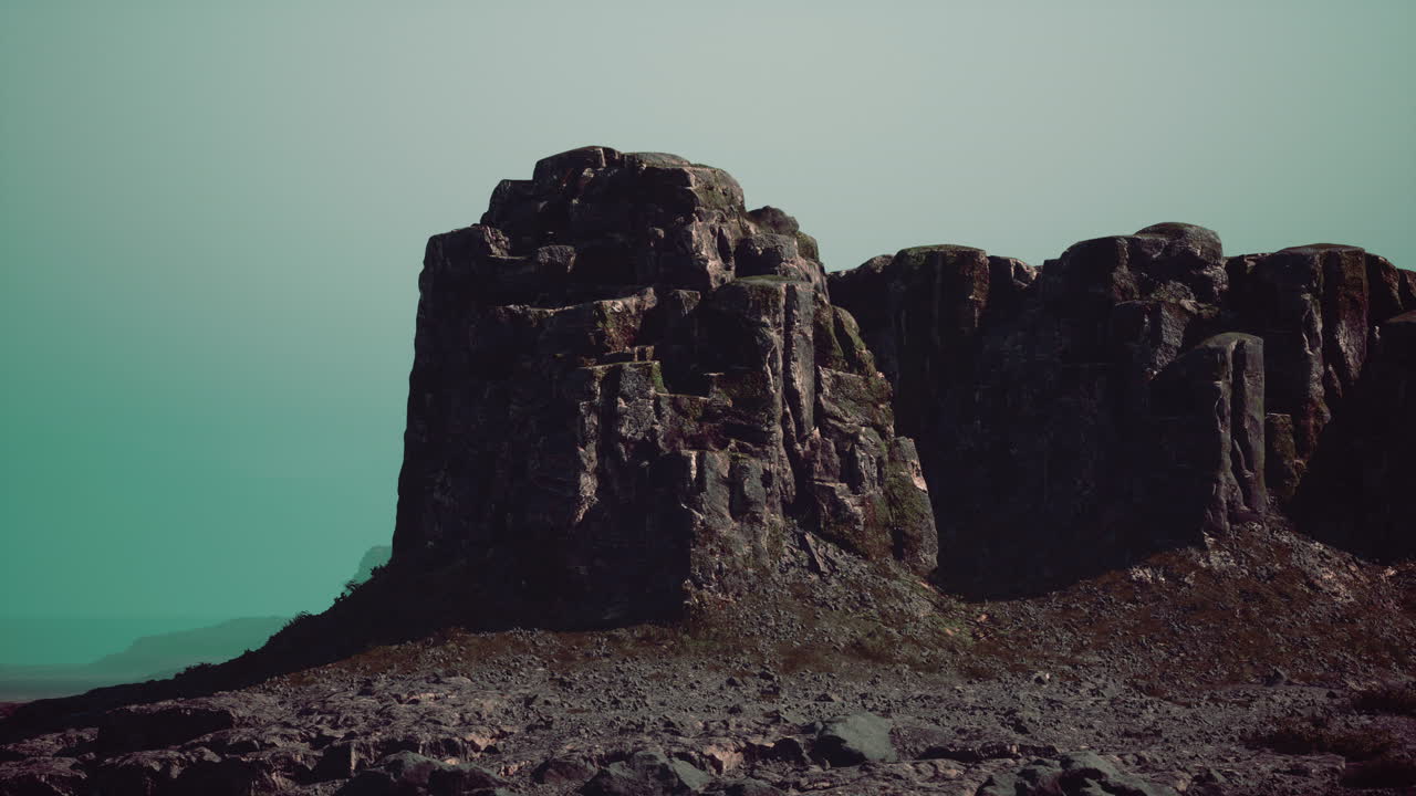 un pico de montaña rocosa