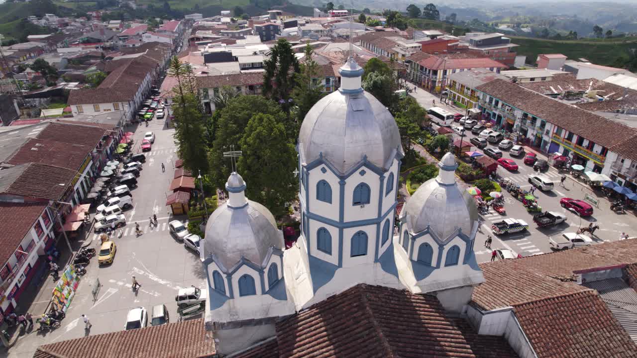 iglesia histórica con vistas a la animada plaza de filandia, colombia