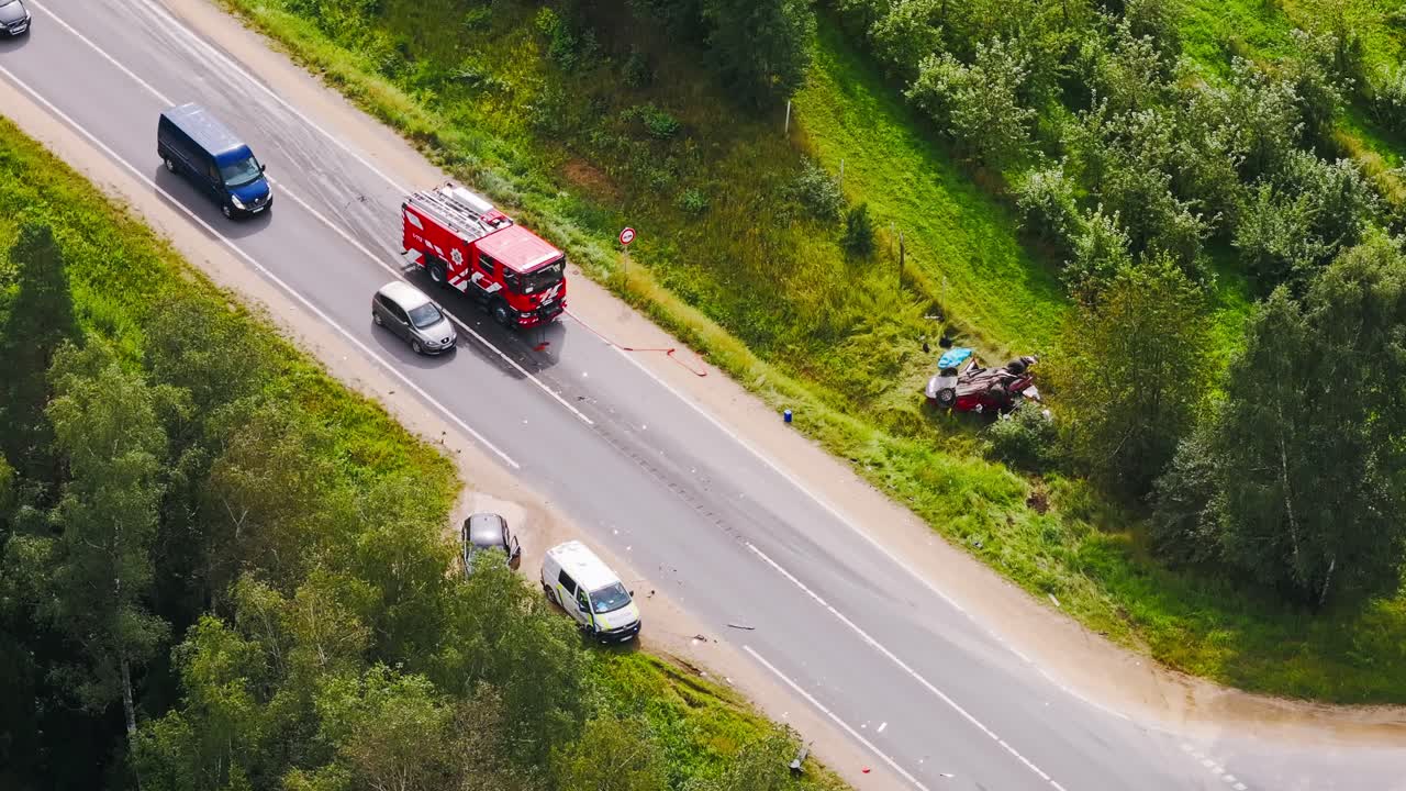 Aerial footage shows fatal car accident with overturned vehicle and responders