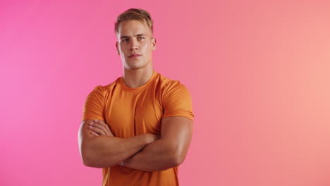 mann in orangefarbenem sport-t-shirt