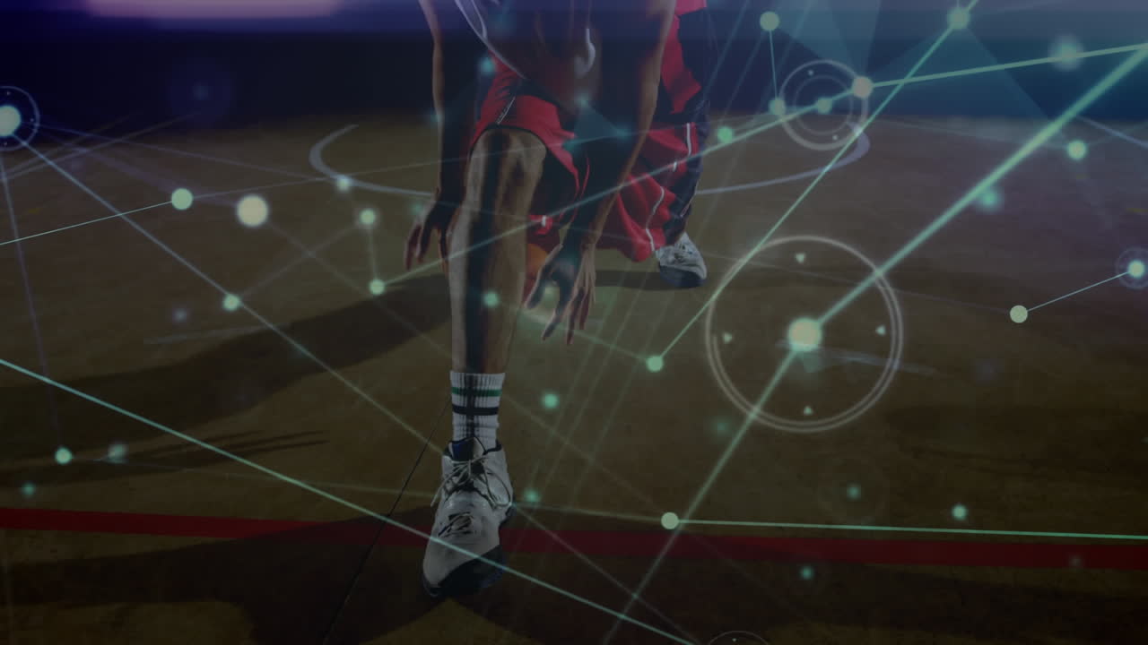 animación de redes de conexiones sobre jugador de baloncesto masculino biracial en el gimnasio