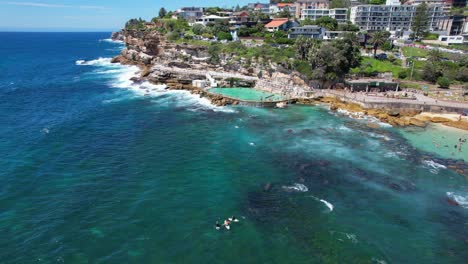 Piscina-De-Rocas-De-Bronte-Beach-En-Sydney,-Nueva-Gales-Del-Sur,-Australia---Toma-Aérea