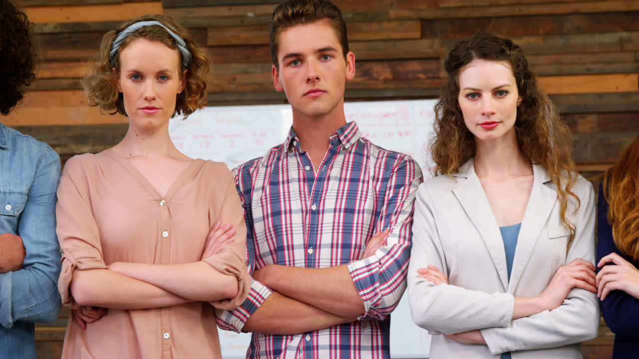 팔 을 고 서 있는 비즈니스 팀 의 초상화