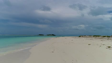 pov caminando por la playa de arena blanca con aves marinas, dolly en la impresionante isla caribeña