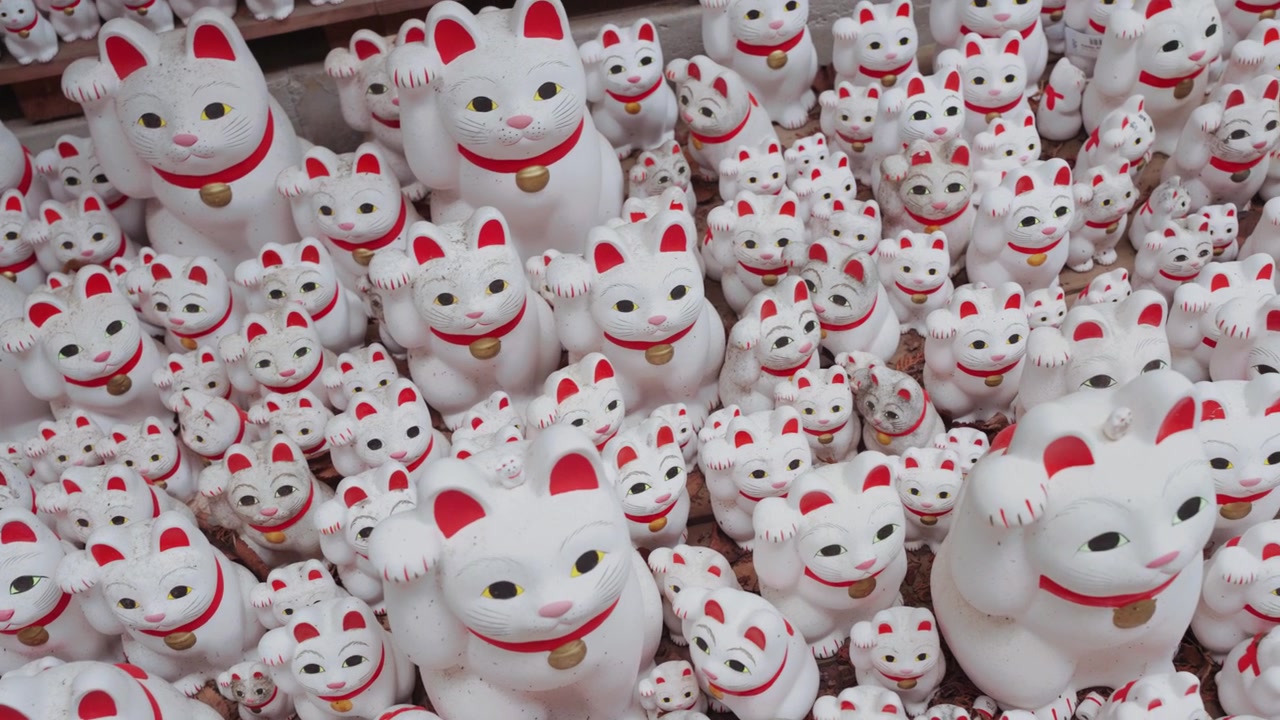 Centinaia di iconiche statue di gatti portafortuna Maneki Neko al Tempio Gotokuji a Tokyo, che mostrano i simboli più famosi del paese di fortuna, prosperità e cultura tradizionale giapponese