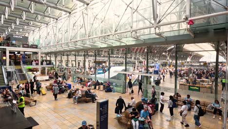 multitudes y actividad en la estación de paddington, londres