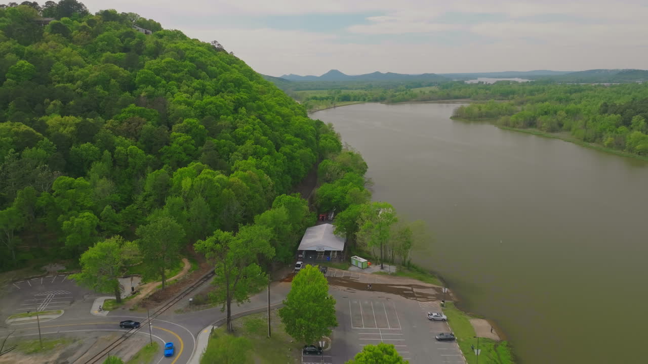 estacionamiento en el club boathouse en el parque two rivers cerca de little rock, arkansas, ee.uu.