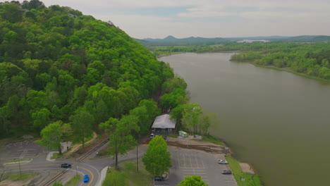 estacionamiento en el club boathouse en el parque two rivers cerca de little rock, arkansas, ee.uu.