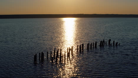 Drohnenansicht,-Sonnenreflexion-An-Der-Meeresküste-Bei-Goldenem-Sonnenuntergang.-Romantisches-Sonnenlicht