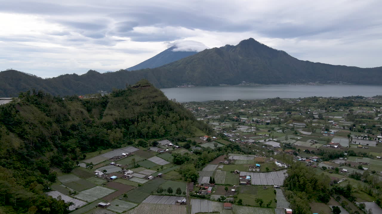 vista de drones de la espectacular vista de bali y la gran ciudad y granjas