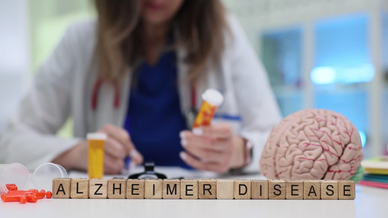 Medicinsk personal som forskar om Alzheimers sjukdom med en hjärnmodell