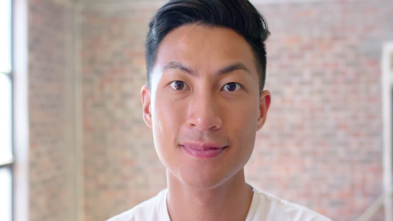 retrato de un hombre de negocios creativo asiático sonriendo en una oficina casual, cámara lenta