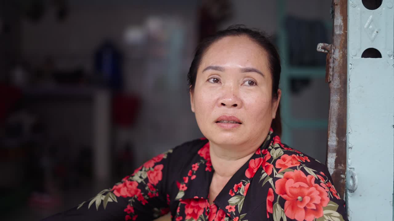 웃는 아시아 여성의 초상화