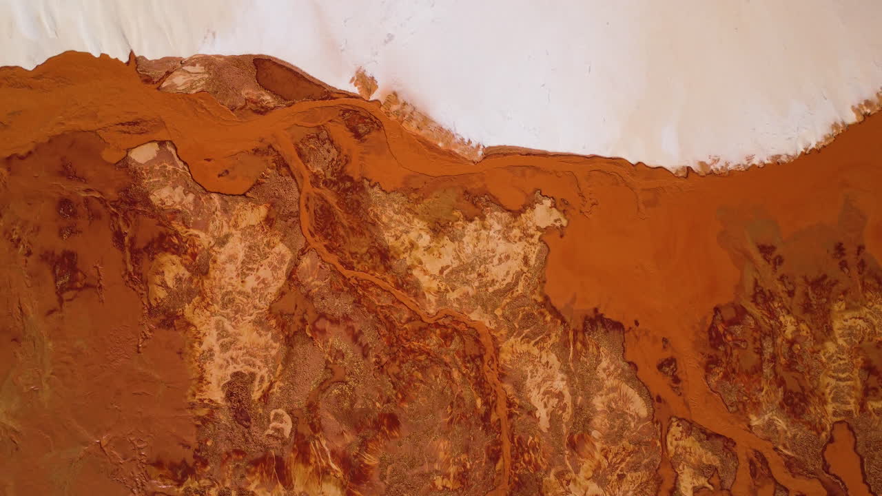 장엄한 모래 풍경의 꾸준한 세로 샷: 바다의 마른 바닥이 하얀 모래 해변을 만납니다.