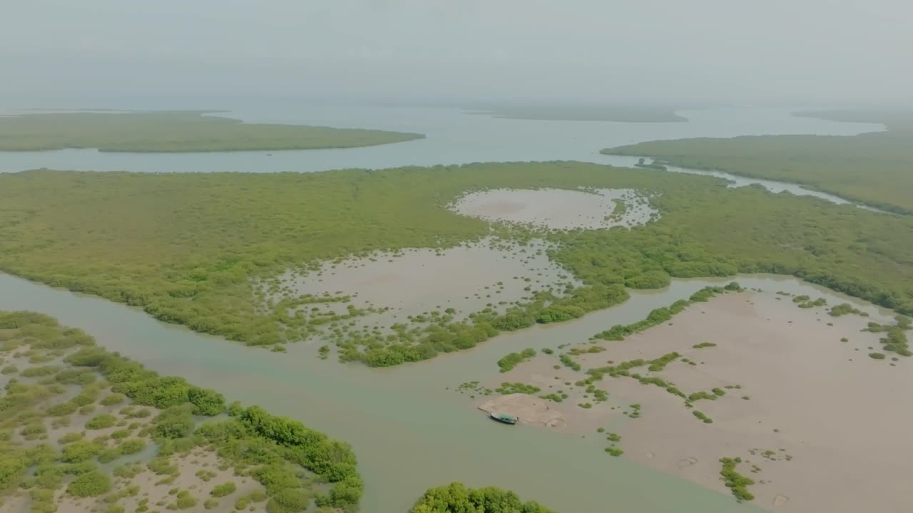 파키스탄 카라치 근처의 인더스 강 델타 맹그로브의 드론 촬영