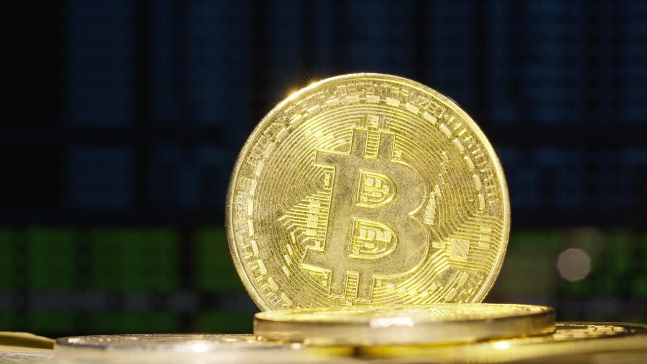 monedas bitcoin btc y ethereum monedas eth girando en billetes efectivo de 100 dólares, minería de dinero virtual