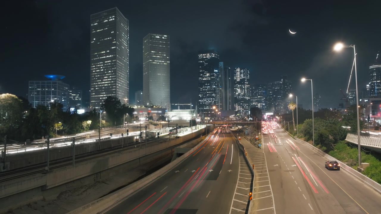 La Luna che sorge sopra un paesaggio urbano notturno